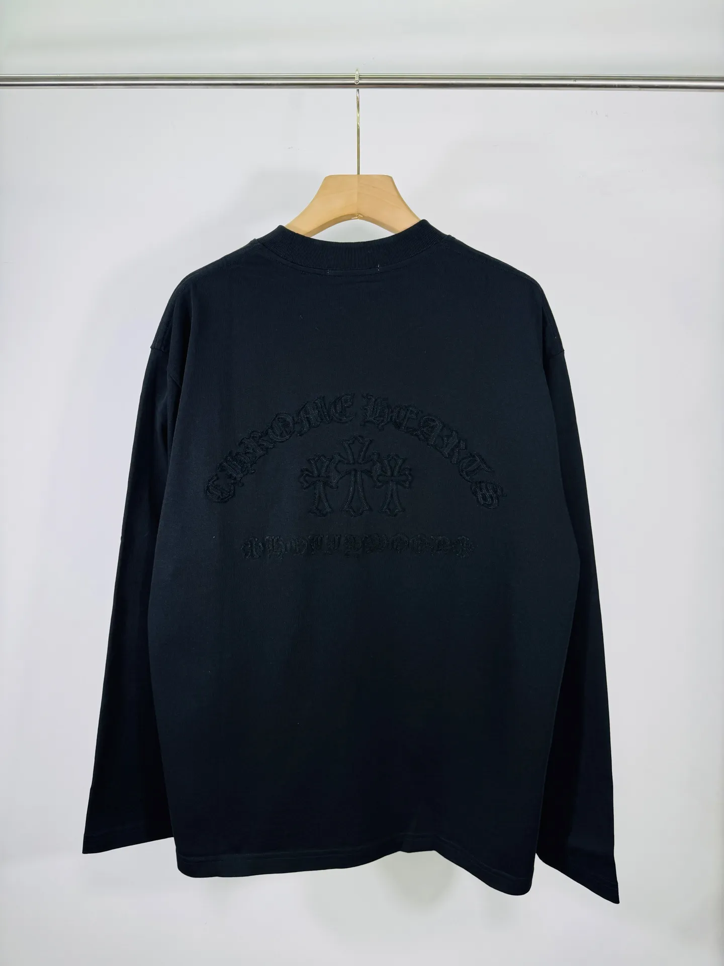 P280 top version, real shot without P, ​​different from market currency) 𝗖𝗵𝗿𝗼𝗺𝗲 𝗛𝗲𝗮𝗿𝘁𝘀/Cro Heart 2025 Autumn and Winter Horseshoe Cross Appliqué Embroidered Couple Casual Long Sleeve 👑The highest version! Customized fabric 320g fabric! Horseshoe cross patch is a best-selling model at the counter and is very comfortable to wear. Accessories: original molded and authenticated collar label➕100% silk wash label. Genuine purchase-grade original hangtag➕matching hanging rope➕3D hanging beads➕original packaging bag. Craftsmanship: The original version has consistent wiring! The highest version of the armhole matching technique! Color: Black White Size: S M L XL XXL